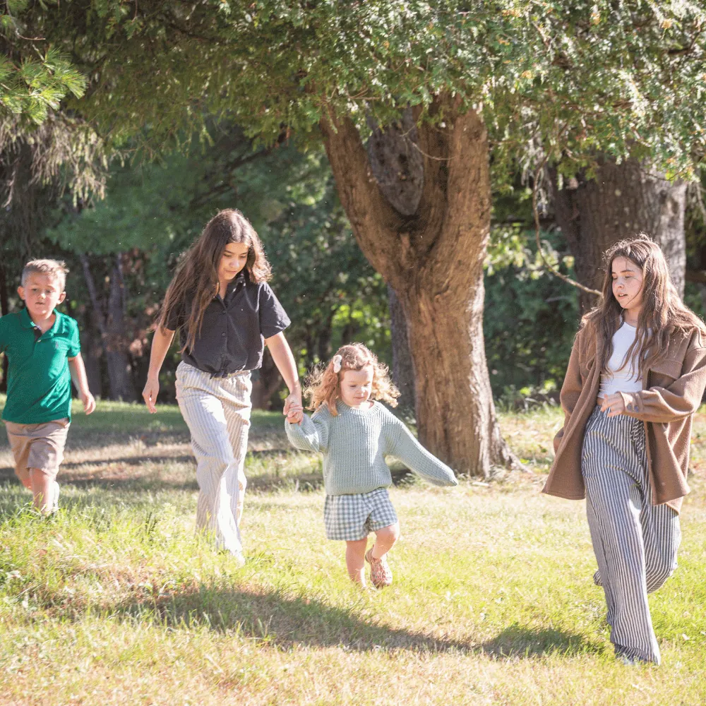 Une famille court dans l'herbe