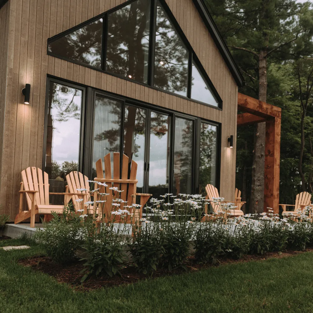Le pavillon d'accueil en bois et sa terrasse